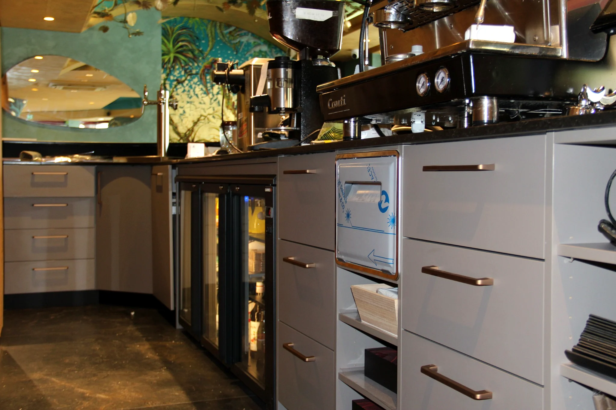 Arrière-bar et mobilier technique sur mesure