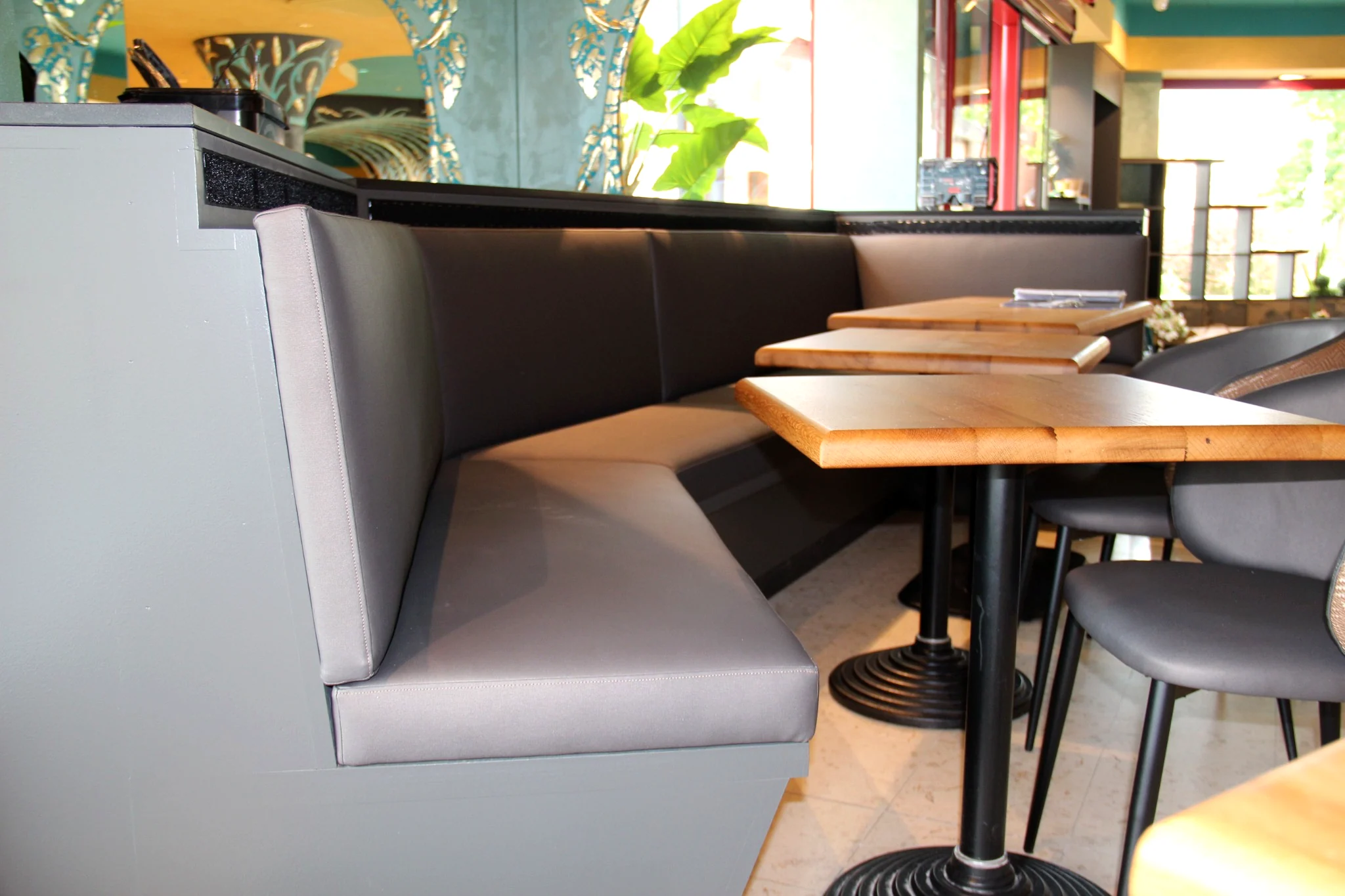 Banquettes et tables intégrées réalisées sur mesure
